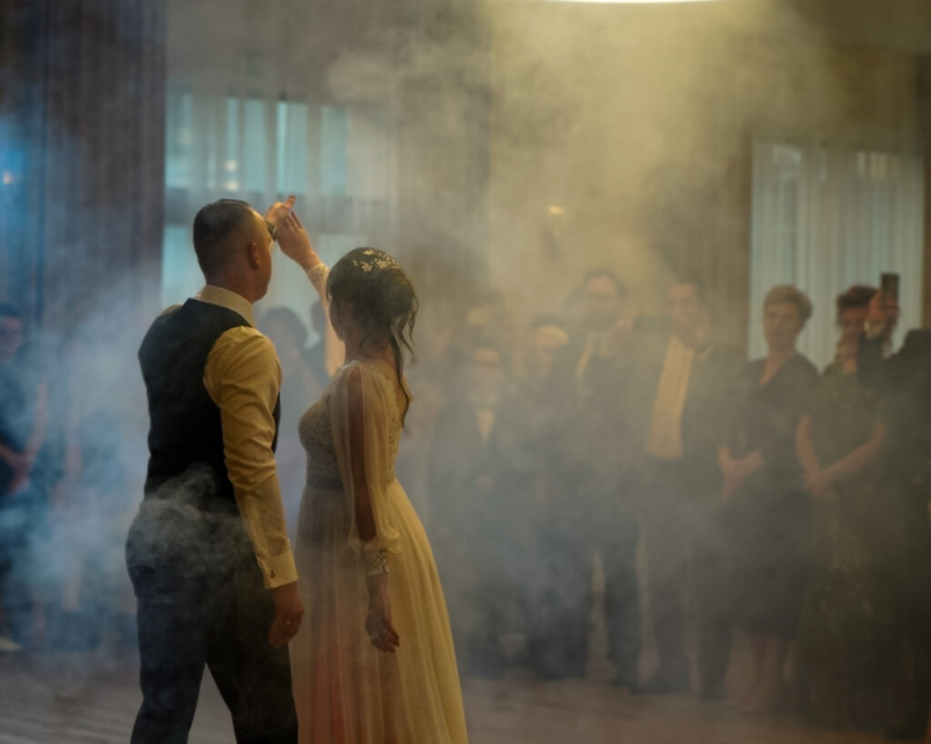 sala przygotowana na przyjęcie